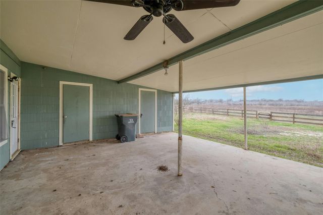 103 Robin LN, Luling, TX 78648
