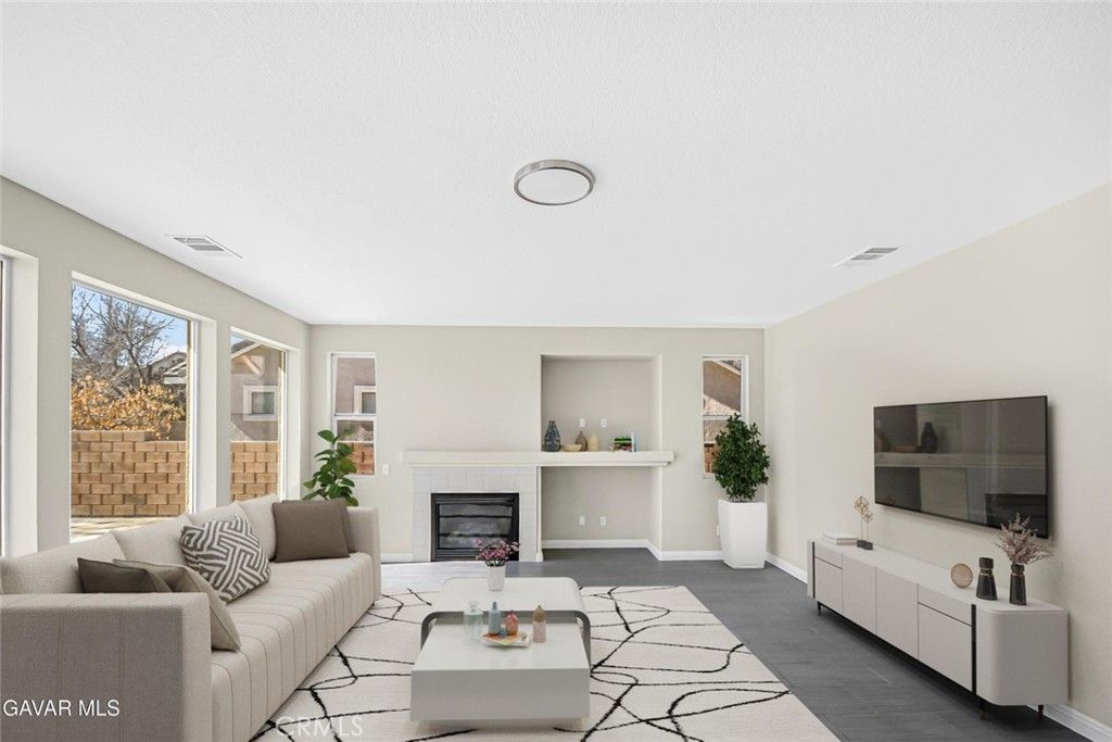 Image 2 of property listing at 5768 Monaco, Palmdale, CA 93552