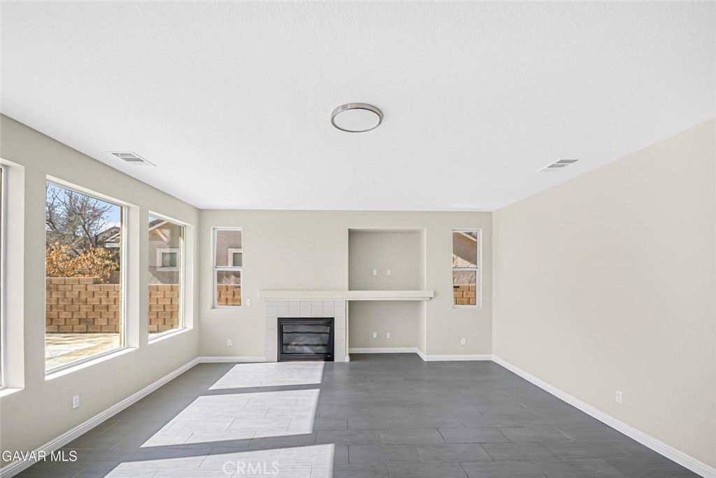 Image 3 of property listing at 5768 Monaco, Palmdale, CA 93552