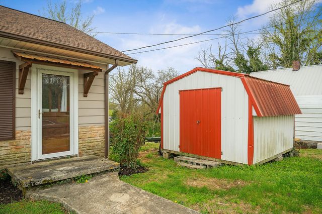 503 W 3rd St, Livingston, TN 38570