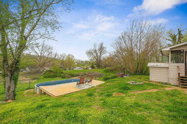 503 W 3rd St, Livingston, TN 38570