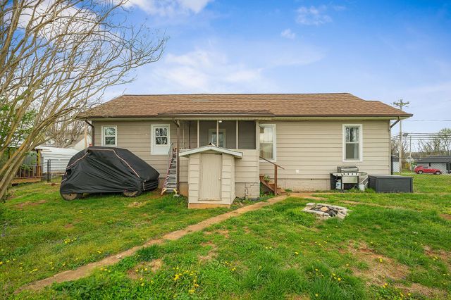 503 W 3rd St, Livingston, TN 38570