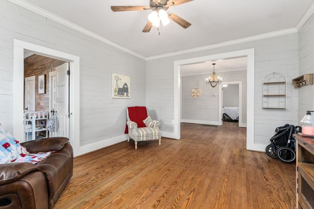 503 W 3rd St, Livingston, TN 38570