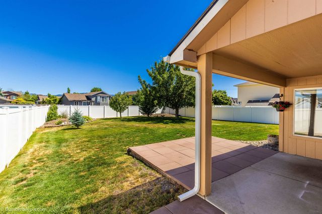 1620 N Rio Grande Ln, Greenacres, WA 99016