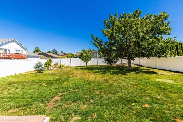 1620 N Rio Grande Ln, Greenacres, WA 99016
