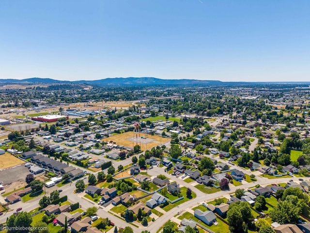 1620 N Rio Grande Ln, Greenacres, WA 99016