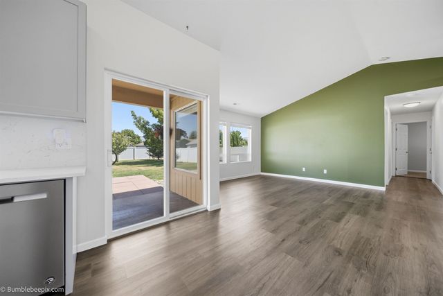 1620 N Rio Grande Ln, Greenacres, WA 99016