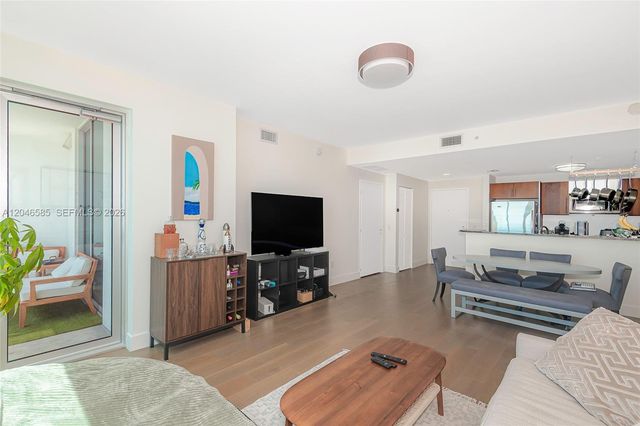 300 S Biscayne Blvd T-2612, Miami, FL 33131