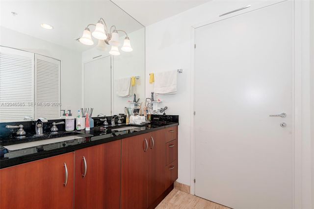 300 S Biscayne Blvd T-2612, Miami, FL 33131