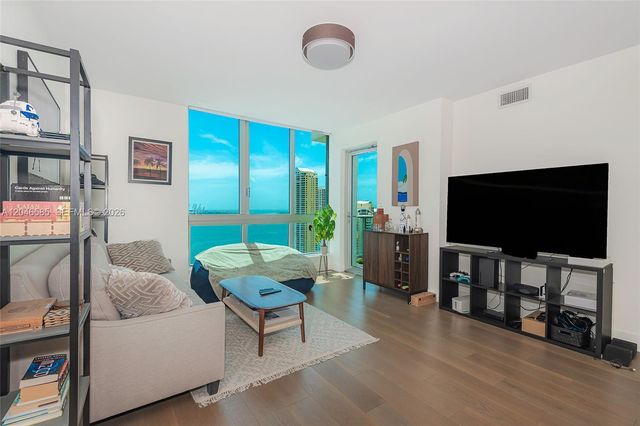 300 S Biscayne Blvd T-2612, Miami, FL 33131
