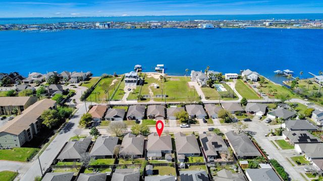33 Clara Barton Lane, Galveston, TX 77551