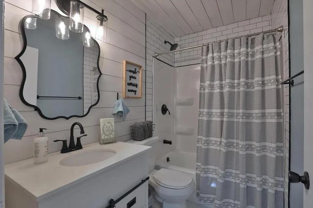 2424 Holt Avenue, Columbus, OH 43219