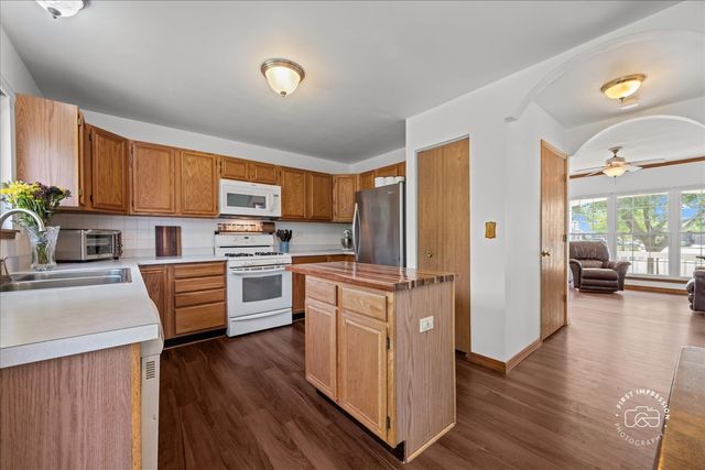 5 Ridge Court, South Elgin, IL 60177