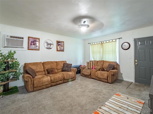 809 Carbon Avenue, Hartshorne, OK 74547