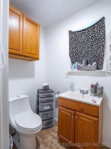 809 Carbon Avenue, Hartshorne, OK 74547