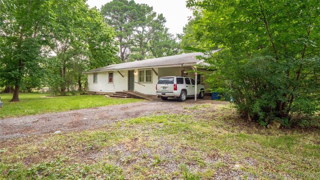 809 Carbon Avenue, Hartshorne, OK 74547