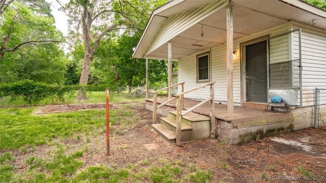 809 Carbon Avenue, Hartshorne, OK 74547