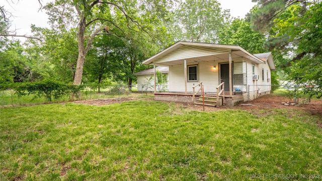 809 Carbon Avenue, Hartshorne, OK 74547