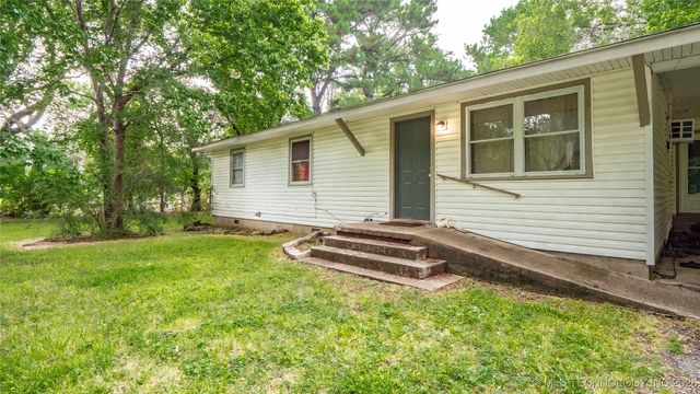 809 Carbon Avenue, Hartshorne, OK 74547