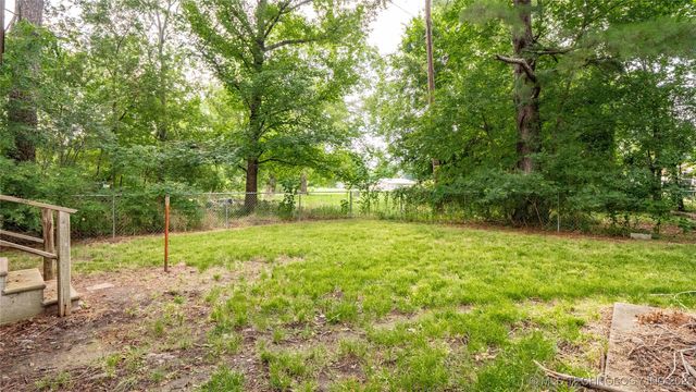 809 Carbon Avenue, Hartshorne, OK 74547