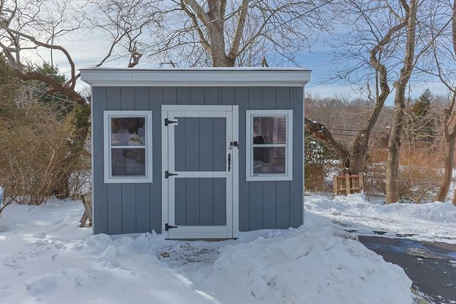16 Town Neck Rd, Sandwich, MA 02563