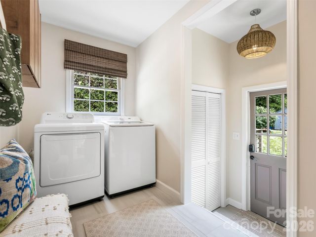 1301 E Barden Road, Charlotte, NC 28226