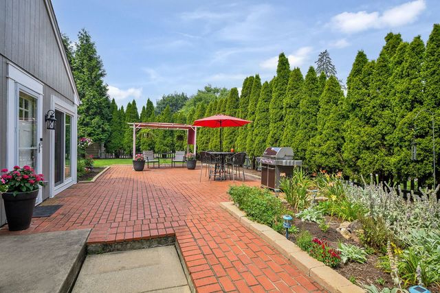 925 Churchill Drive, Naperville, IL 60563