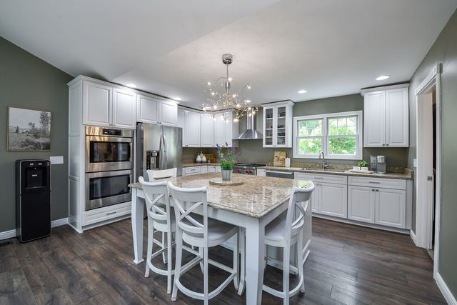 925 Churchill Drive, Naperville, IL 60563