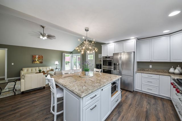 925 Churchill Drive, Naperville, IL 60563