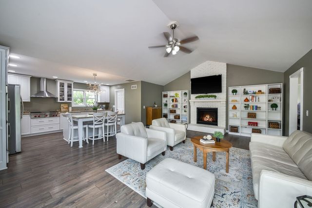 925 Churchill Drive, Naperville, IL 60563