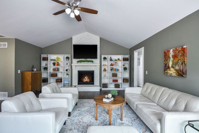 925 Churchill Drive, Naperville, IL 60563