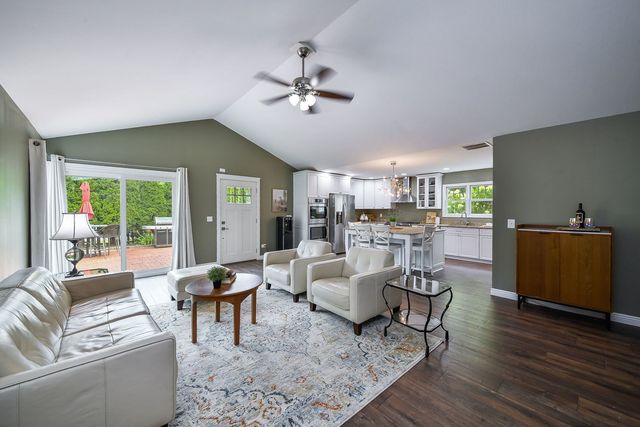 925 Churchill Drive, Naperville, IL 60563