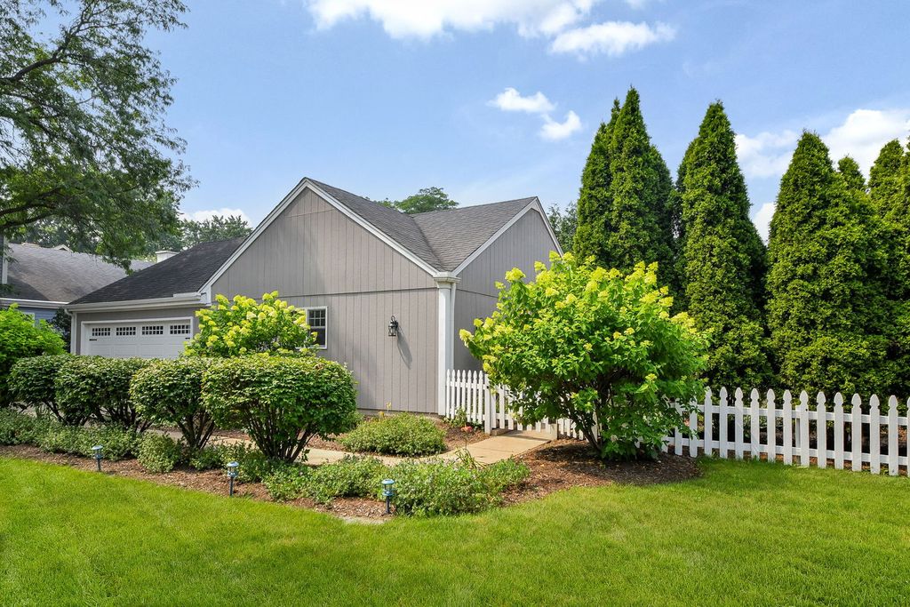 925 Churchill Drive, Naperville, IL 60563
