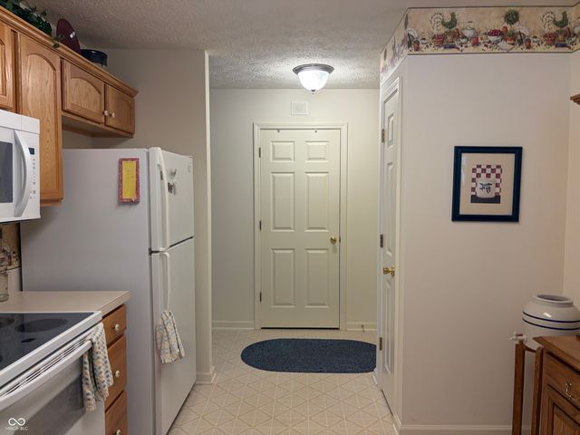 166 Lake View Court, Avon, IN 46123