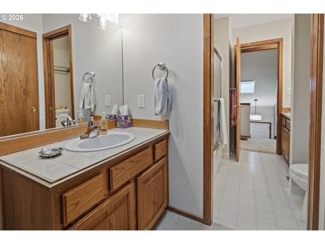 12706 Sw BARBERRY Dr, Beaverton, OR 97008