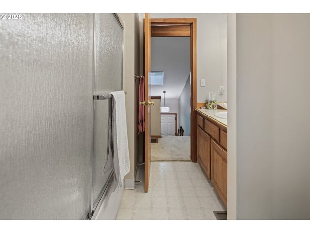 12706 Sw BARBERRY Dr, Beaverton, OR 97008