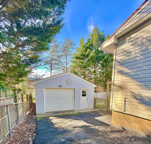 1511 Cedar ST, Clifton Forge, VA 24422