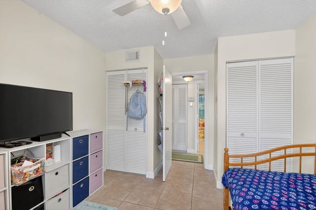 1005 Green Pine Blvd H-2, West Palm Beach, FL 33409