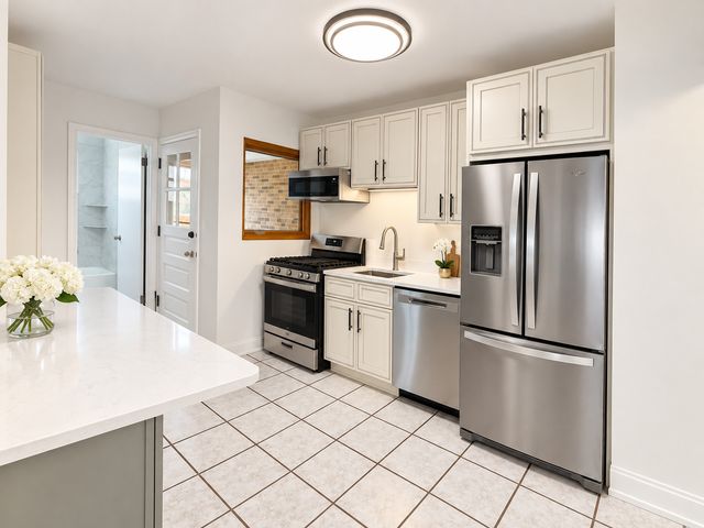 427 Edgewood Place 2N, River Forest, IL 60305