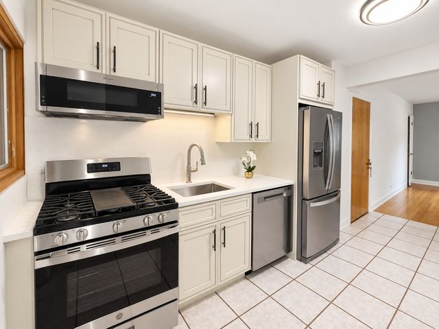 427 Edgewood Place 2N, River Forest, IL 60305