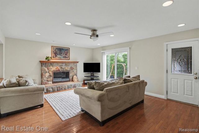 1934 Pelican Court, Troy, MI 48084