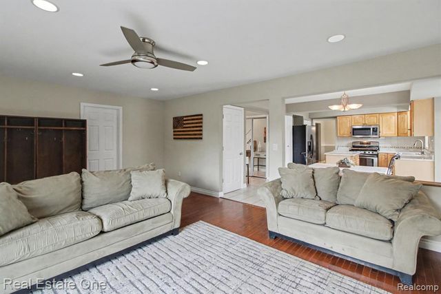 1934 Pelican Court, Troy, MI 48084