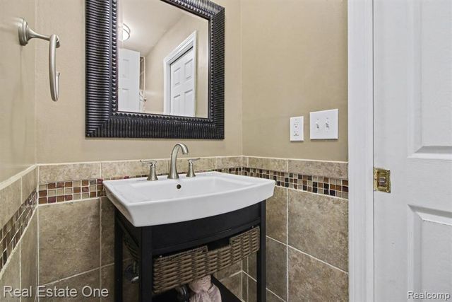 1934 Pelican Court, Troy, MI 48084