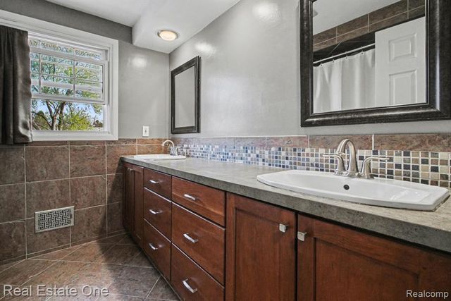 1934 Pelican Court, Troy, MI 48084
