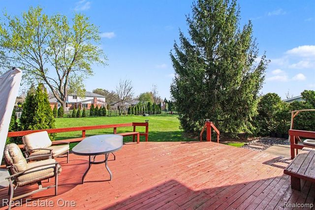 1934 Pelican Court, Troy, MI 48084