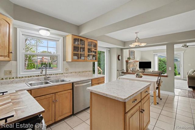 1934 Pelican Court, Troy, MI 48084