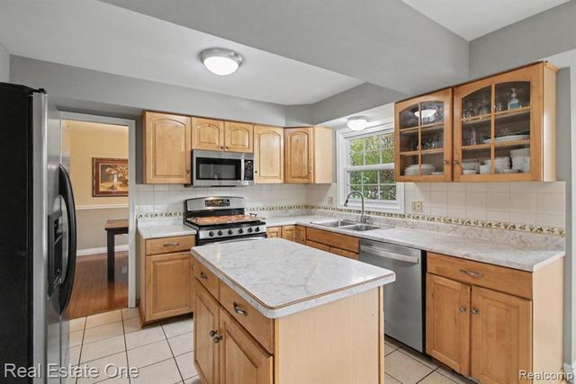1934 Pelican Court, Troy, MI 48084