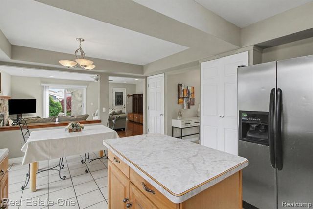 1934 Pelican Court, Troy, MI 48084