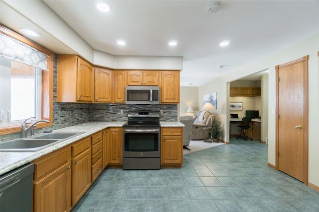 214 Donald Dr, Alburnett, IA 52202