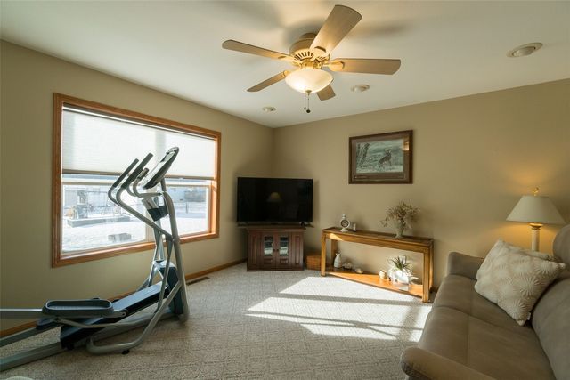 214 Donald Dr, Alburnett, IA 52202